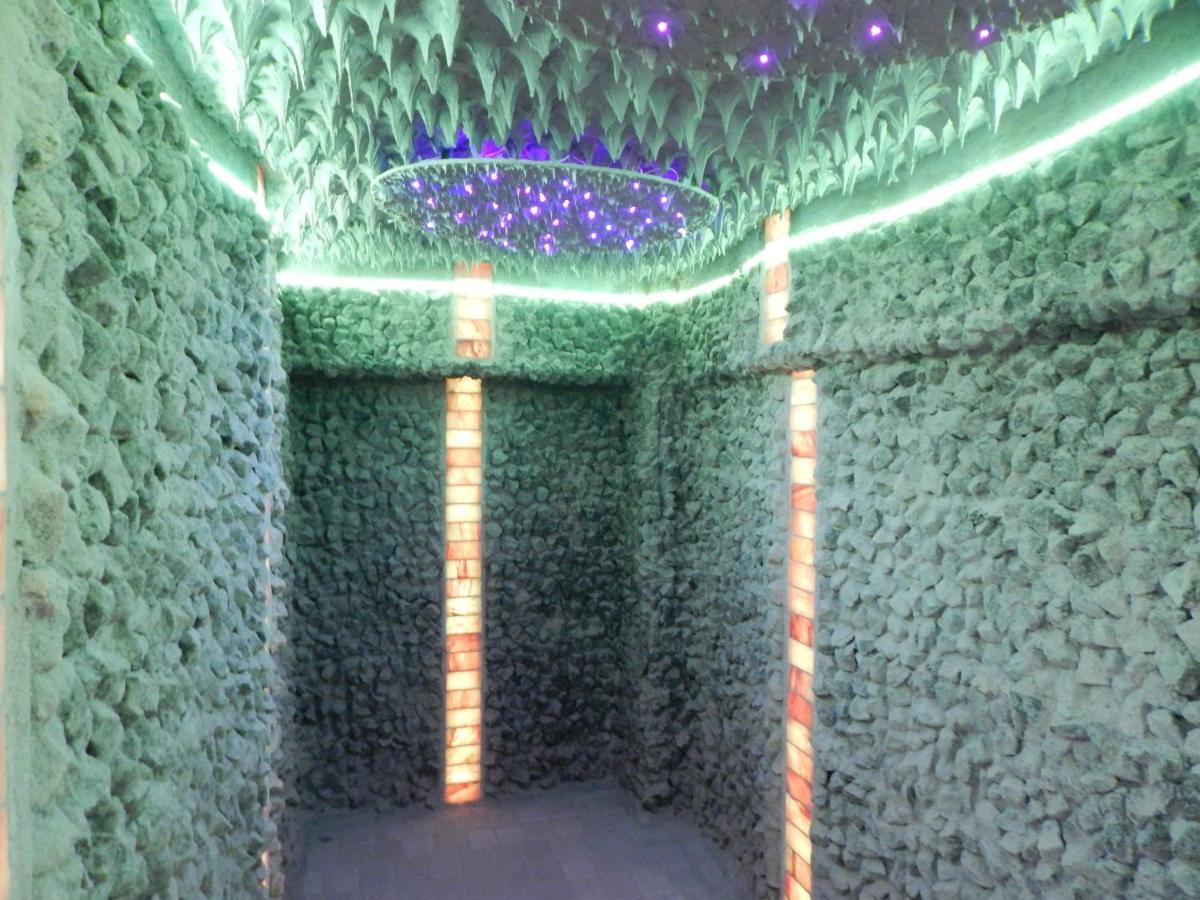 Hotel Traian Caciulata Călimăneşti エクステリア 写真